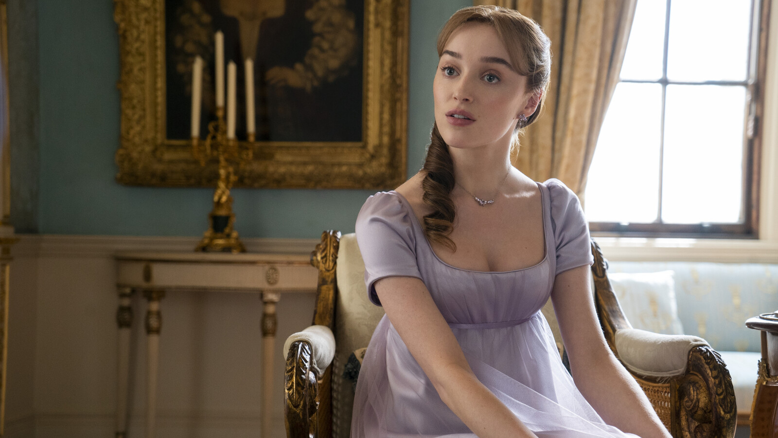 Bridgerton: Daphne steht ihrem Bruder Anthony mit Rat und Tat zur Seite.