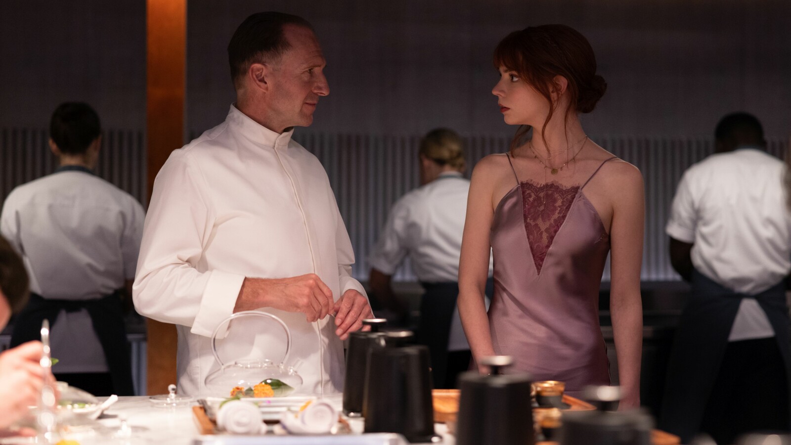 "The Menu" ist eine satirische Horrorkomödie, in der die Escort-Dame Margot (Anya Taylor-Joy) den Feinschmecker Tyler zu einem exklusiven Dinner begleitet. Dort präsentiert ihnen Küchenchef Julian Slowik (Ralph Fiennes) ein Menü, was sie sicher niemals wieder vergessen werden.