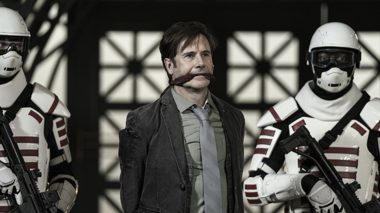 The Walking Dead: Lancy Hornsby wird von Commonwealth-Soldaten bewacht.