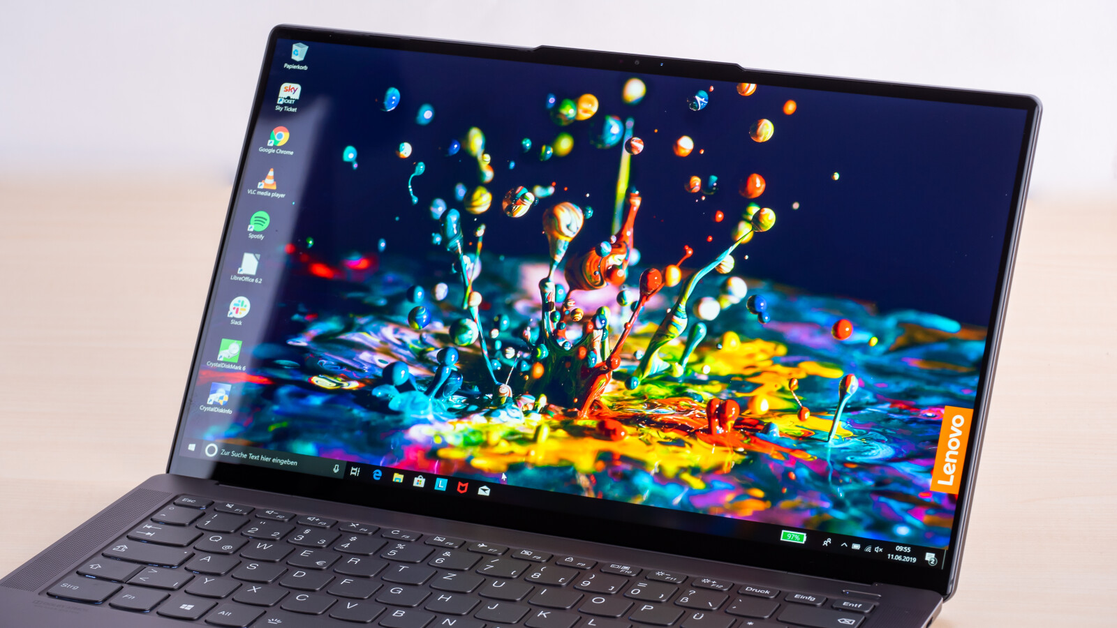 Das 4K-Display des Lenovo Yoga S940 ist sehr randlos, unterstützt aber keine Touch-Eingaben.