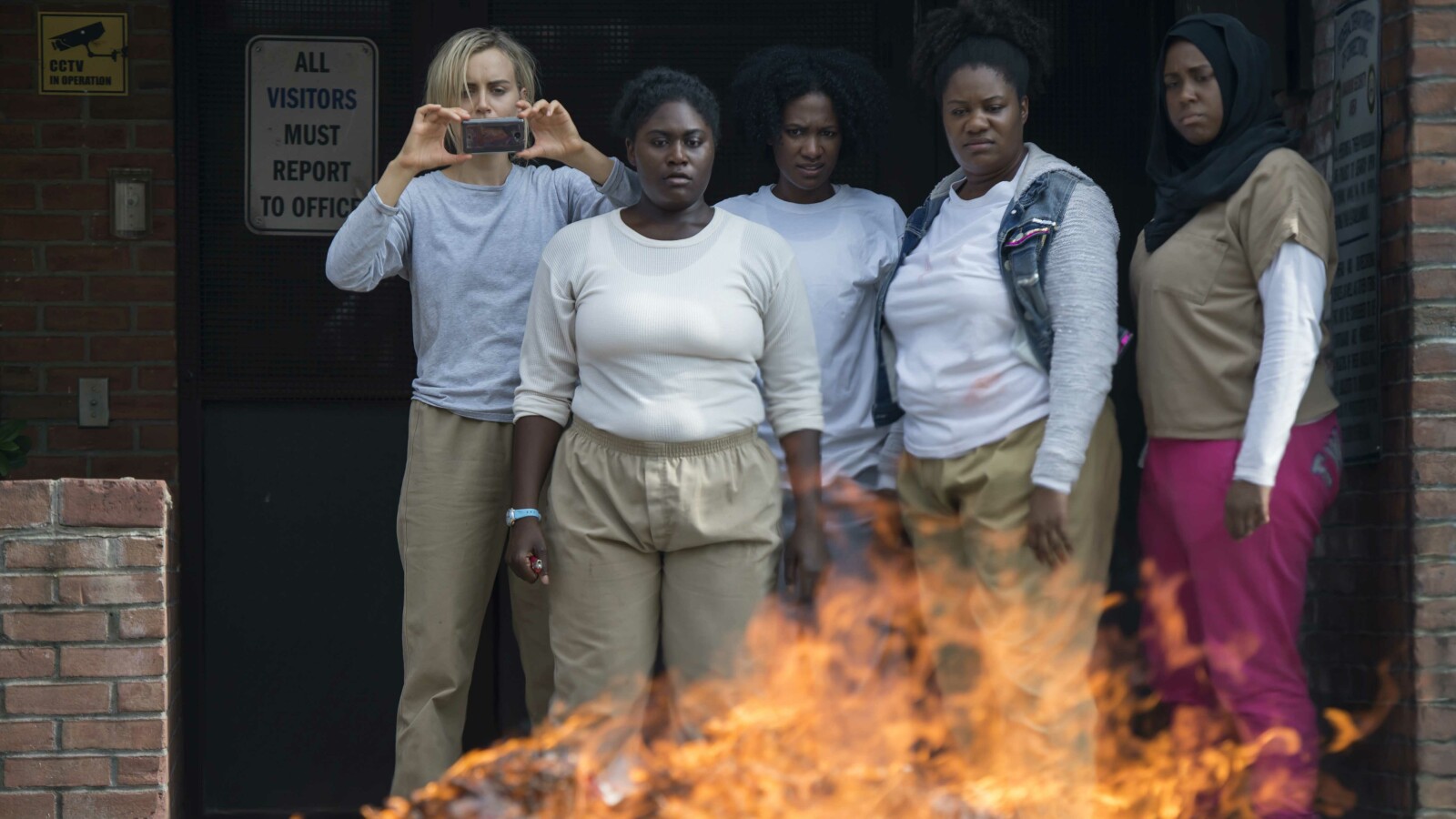 Orange Is The New Black - Staffel 5: Nach dem Tod von Poussey Washington, gehen die Insassinnen auf die Barrikaden.