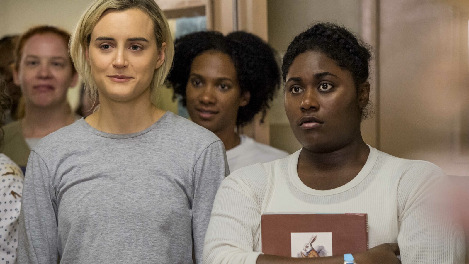 Orange Is The New Black - Staffel 5: Nach dem Tod von Poussey Washington, gehen die Insassinnen auf die Barrikaden.