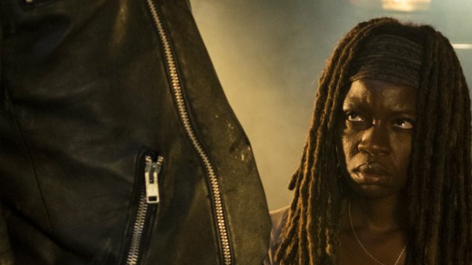 Michonne fleht Negan an, endlich von der Gruppe abzulassen.