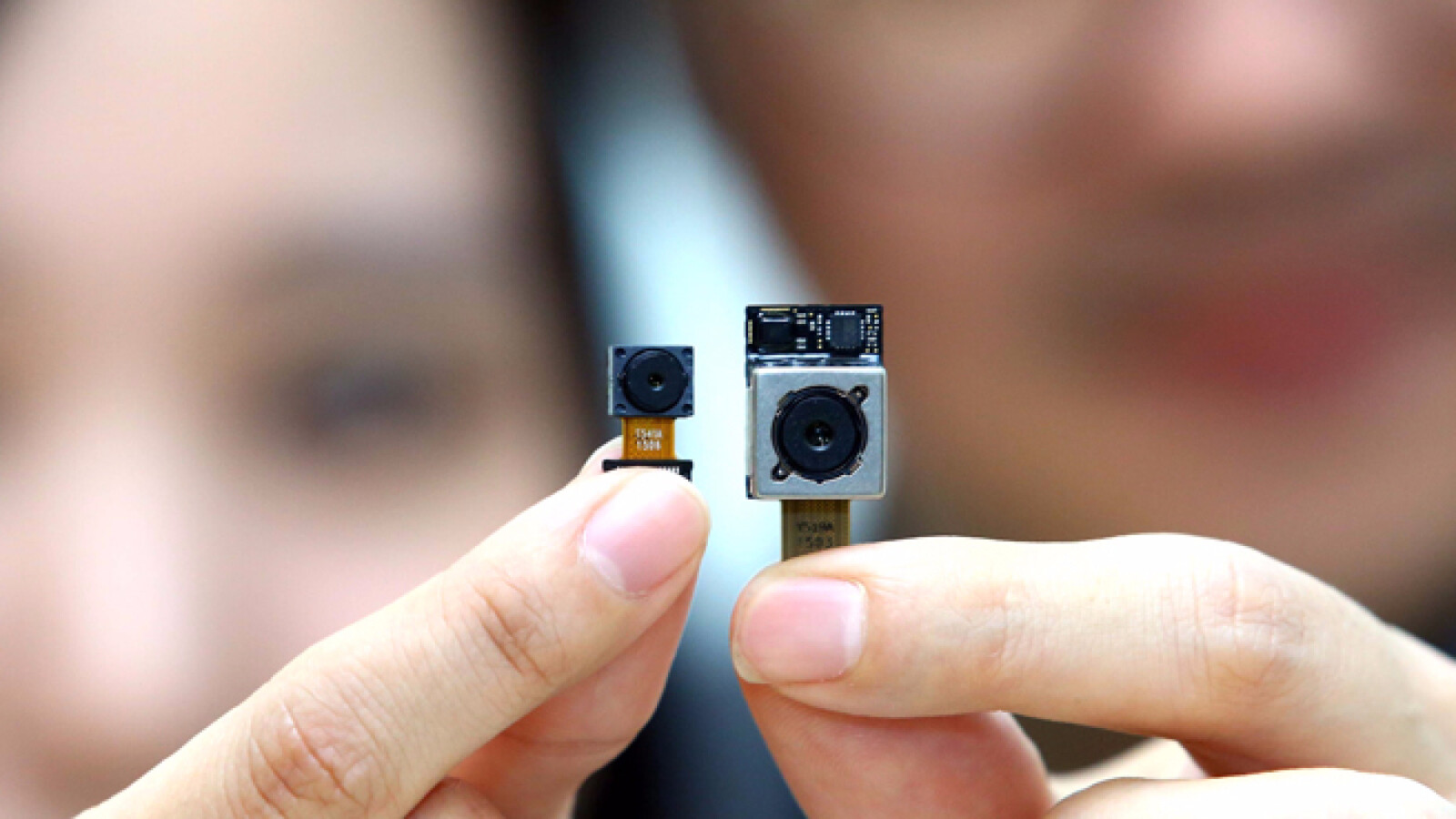LG Innotek zeigt sein F1.8 16 Megapixel OIS Kameramodul (rechts) und sein 8-Megapixel -Frontkamera Modul (links). Es kommt im LG G4 zum Einsatz.