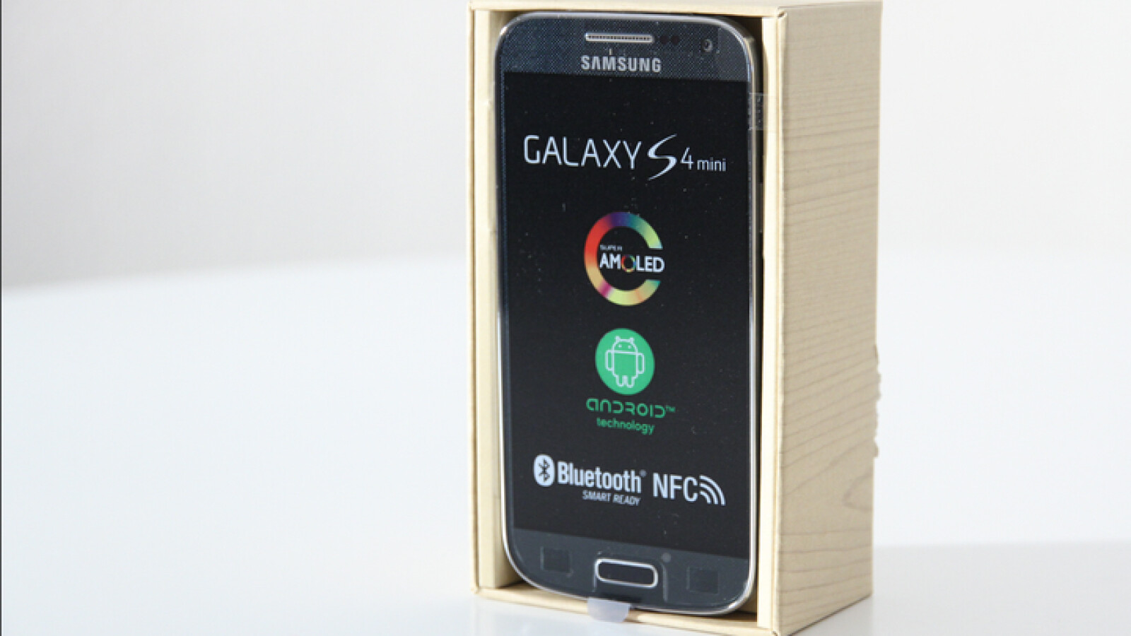 Das Galaxy S4 Mini bietet ein 4,3 Zoll großes AMOLED-Display. (Bild: netzwelt)