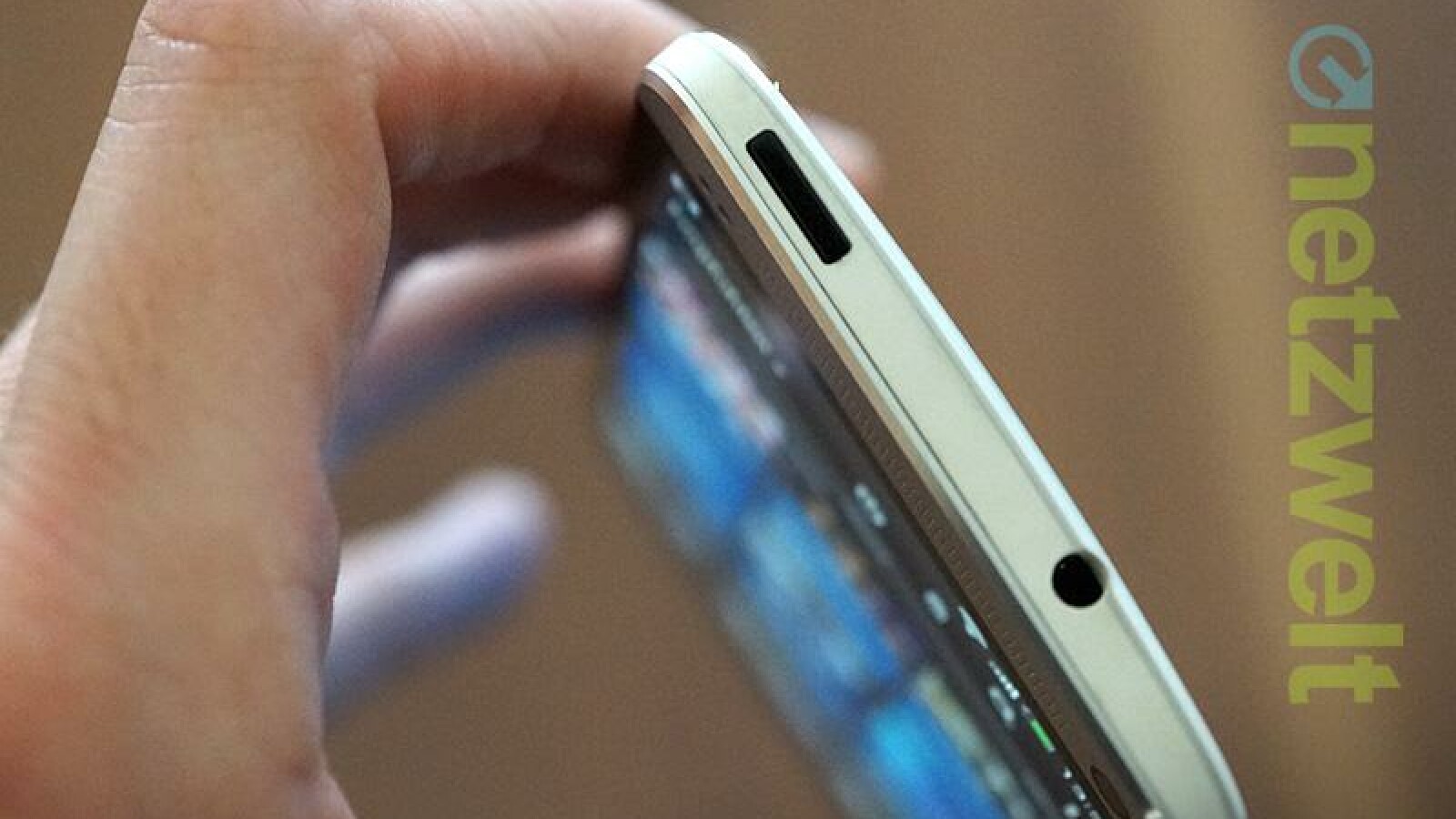 Der dafür benötigte Infrarotsender ist in den Power-Button integriert. (Bild: netzwelt)