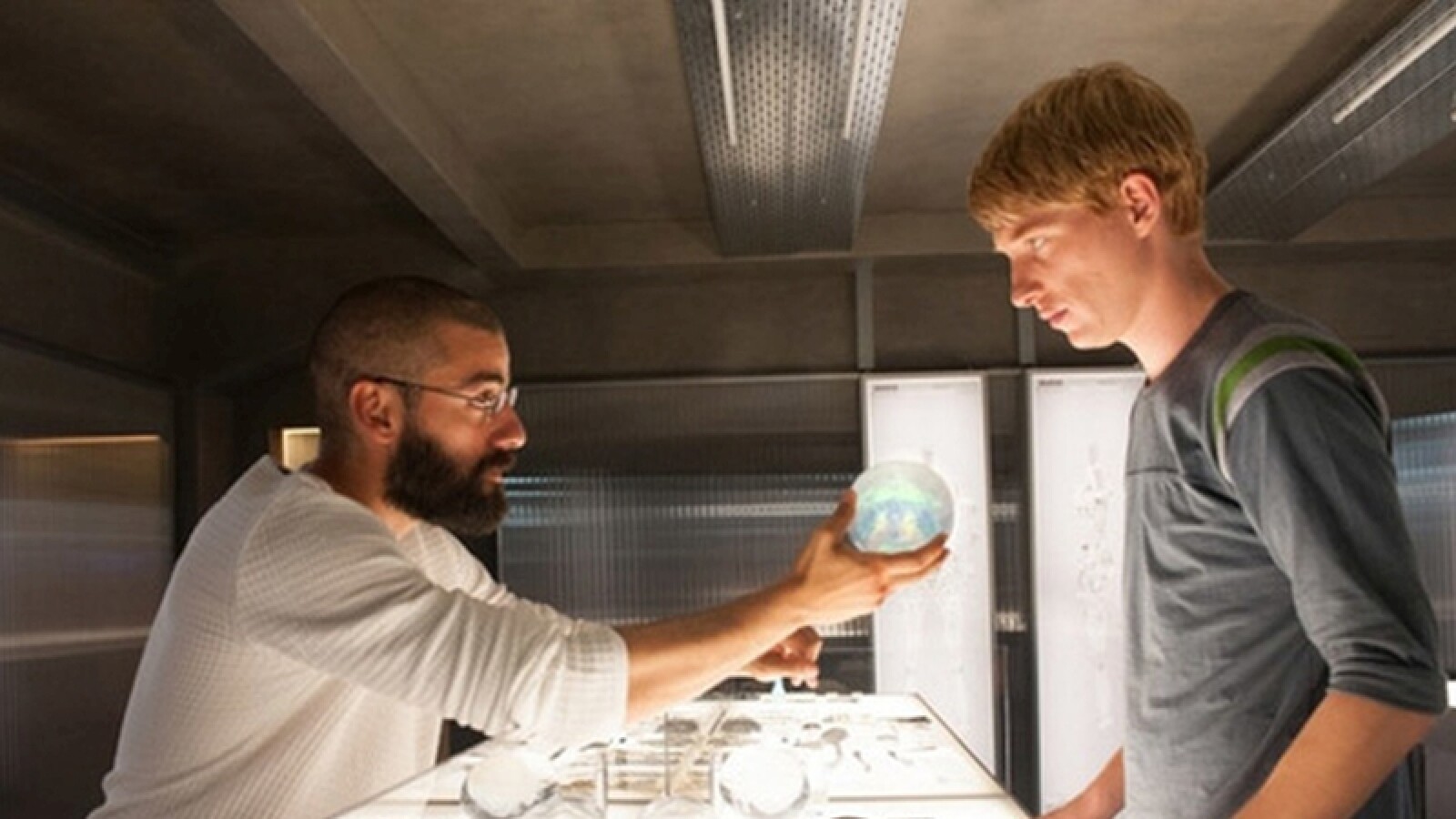 Nathan und Caleb kümmern sich um den Roboter Ava.