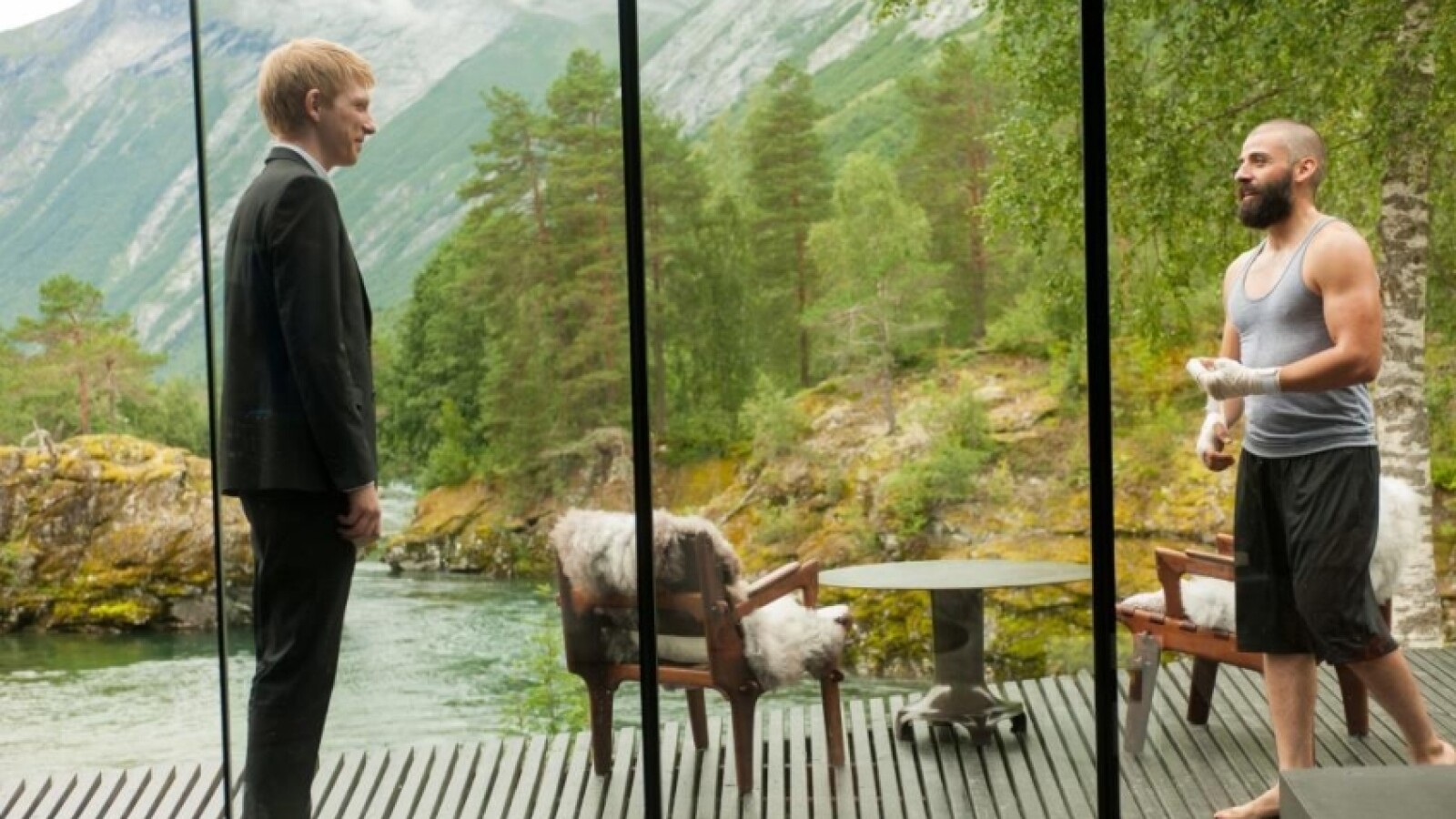 Die Handlung spielt in einem abgeschiedenen Anwesen eines Milliardärs.