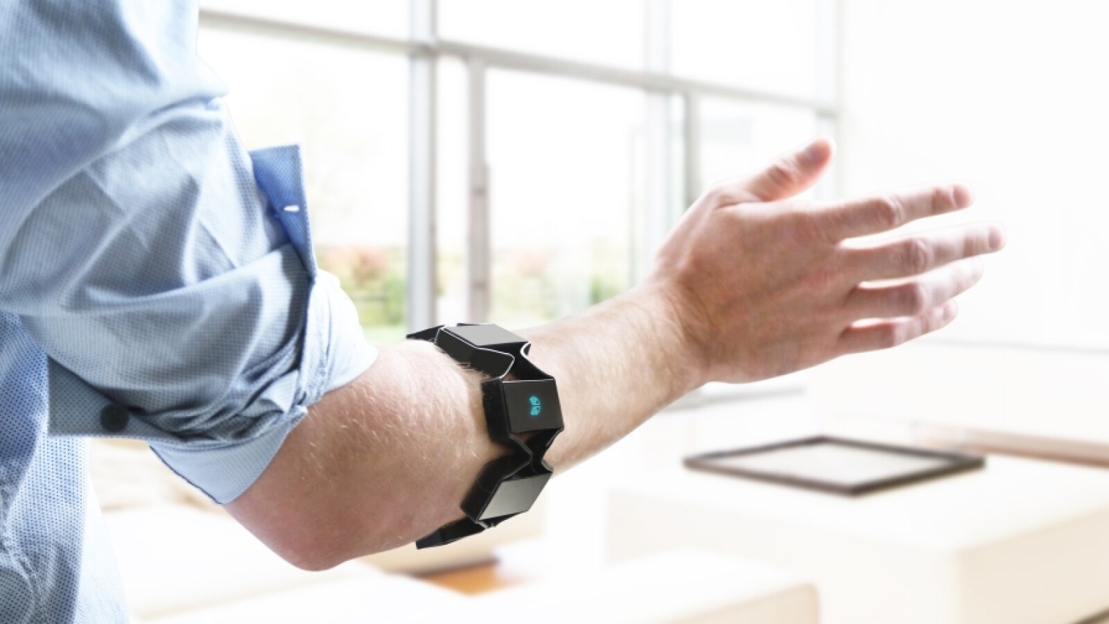 Mit dem Arm Präsentationen durchführen, das Smart Home oder Drohnen steuern – Myo macht es möglich.