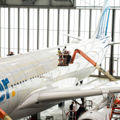 Haifischhaut für Passagierjets: Lufthansa Technik bringt AeroSHARK-Folie auf den Airbus A330
