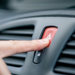 Warnblinker falsch eingesetzt: In diesen Situationen droht ein Bußgeld