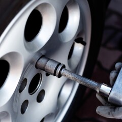 Winterreifen selbst gewechselt? Nach 50 Kilometern steht ein Handgriff an, den fast alle vergessen
