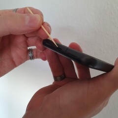 Schluss mit Ladeunterbrechungen: So macht ihr die USB-C-Buchse eures Handys gefahrlos wieder fit