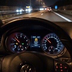 Gelbes Auto mit Schleuderspuren im Tacho: Darum taucht die ESP-Leuchte im Herbst besonders oft auf