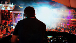 "Chat with a DJ": So könnt ihr die RBB-Serie im TV und Stream sehen - alle Sendetermine