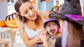 Halloween: Darum werden Süßigkeiten an der Tür verteilt