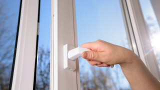 Heizung beim Lüften an oder aus? Verbraucherschutz und BUND erklären, was richtig ist