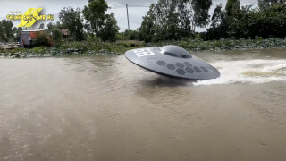 Fliegt übers Wasser: Dieses UFO ist ein schnelles Boot!