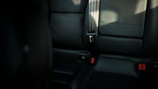 Viele Autofahrern ahnungslos: Darum hat der Anschnallgurt einen schwarzen Knopf