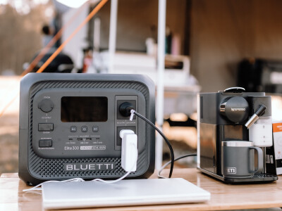 Gerade beim Camping bringt die neue Elite 300 von Bluetti viel gebündelte Power mit.