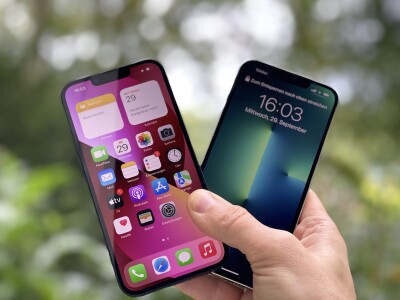 Das iPhone 13 (links) und das iPhone 13 Pro unterscheiden sich von vorne nicht voneinander.
