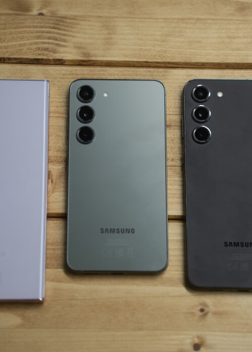 Das Samsung Galaxy S23 (Mitte) ist im Vergleich zu anderen Android-Handys äußert kompakt.