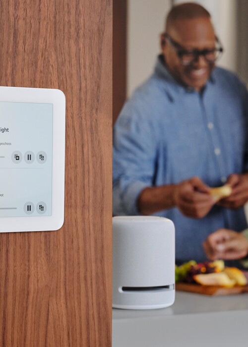 Mit dem Echo Hub könnt ihr euer Smart Home steuern.