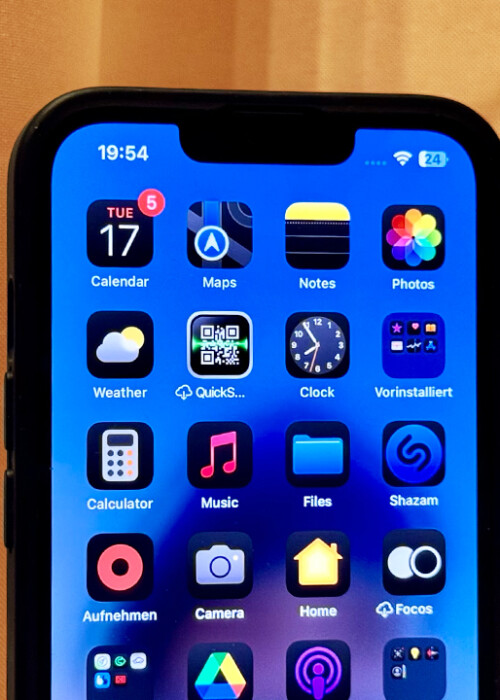 Mit Apple iOS 18 könnt ihr die App-Kacheln auf dem Home Screen eures iPhone auch dunkel hinterlegen lassen.