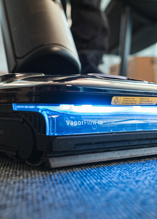 Die Nahaufnahme zeigt den Reinigungskopf des Roborock F25 Ultra Steam 2. Gen, mit dem wir die verschiedenen Verschmutzungen im Praxistest bearbeitet haben.