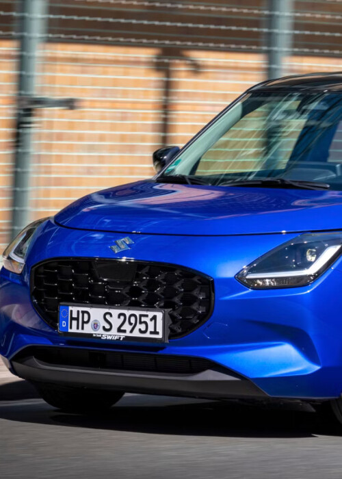 Mit 3,86 Metern Länge ordnet sich der Swift in die Kleinwagenklasse ein. Die ansteigende Fensterlinie und die nach hinten abfallende Dachlinie prägen das Profil.