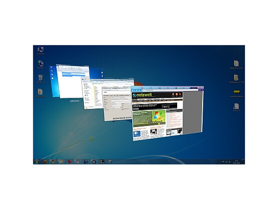 Die aus Vista bekannte "Flip 3D"-Ansicht gestattet das Blättern durch geöffnete Programmfenster.