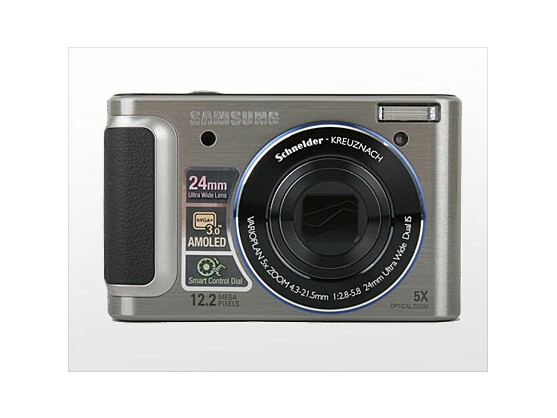 Samsung WB 1000: Als Objektiv kommt ein Schneider-Kreuznach-Linsenapparat mit 5-fach optischem Zoom zum Einsatz. Die Kamera bietet bei Weitwinkelaufnahmen ein größeres Blickfeld als die meisten Konkurrenzmodelle.