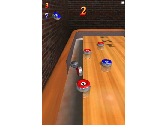10 Pin Shuffle: Beim Shuffleboard-Spiel gilt es den eigenen Puck sehr nahe an das gegenüberliegende Tischende zu schießen.