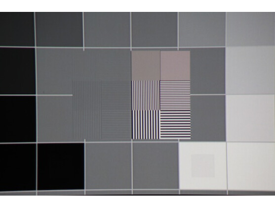 Der HC 6800 zeigt - wie fast alle Drei-Chip-LCD-Projektoren - kleine Konvergenzfehler in ganz feinen Mustern. Grauflächen wirken aber homogen und weisen keinen Farbstich auf.