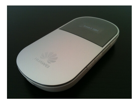 Das Huawei E5 stellt ein Mobilfunknetzwerk über WiFi bereit.