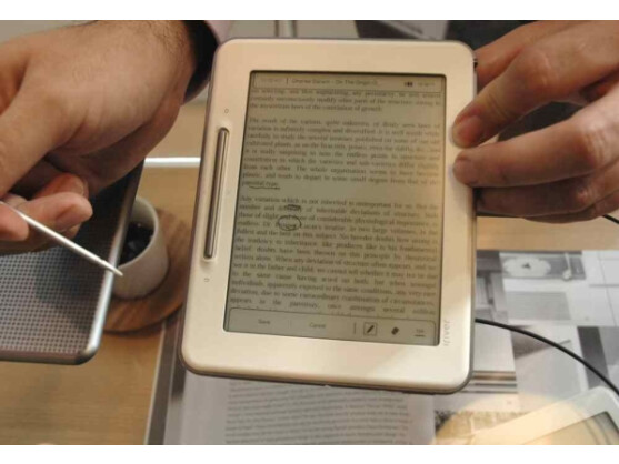 Der iRiver Cover Story wird per Touchscreen oder Tastenwippe bedient. Bild: Netzwelt