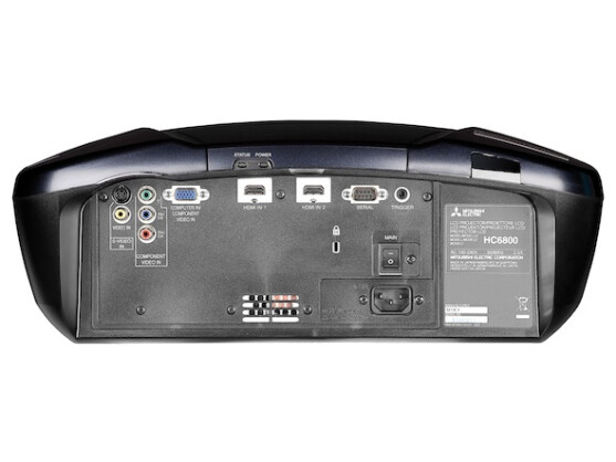 Neben zwei HDMI-Eingängen befindet sich auf der Rückseite auch eine vielseitig verwendbare VGA-Buchse. Sie kann neben PC-Signalen auch eine zweite YUV-Bildquelle verarbeiten.