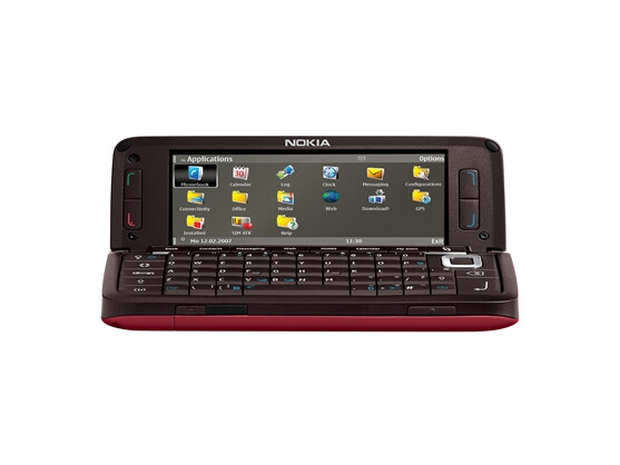 Das neue Nokia E7 erinnert von der Form her an das legendäre Communicator-Modell, das zum Vorbild vieler Smartphones wurde.
