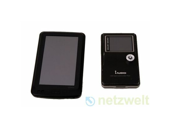 Alt gegen neu: Mehr als fünf Jahre liegen zwischen dem Cowon iAudio X5 (rechts) und dem aktuellen Testmodell Cowon X7