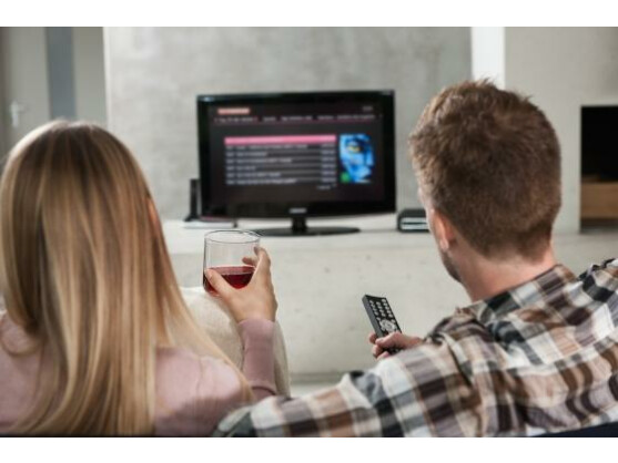 Als Alternative zu digitalem Satellitenfernsehen kommen einige alternative Empfangsarten in Frage, darunter IPTV.