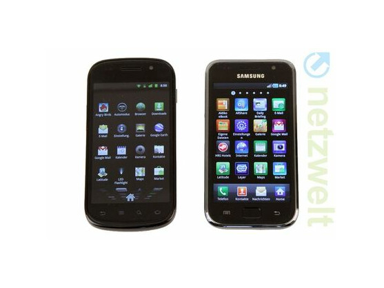 Anders als das Galaxy S (rechts) erscheint das Nexus S (links) in Deutschland ohne Super-AMOLED-Display. Wer darauf nicht verzichten kann, ist auf einen Import-Händler angewiesen.