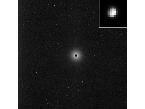 Das erste Foto von Vesta der Raumsonde Dawn. Es wurde bearbeitet, um die wahre Größe von Vesta zu zeigen. Vesta ist der kleine, helle Fleck in der Mitte vom Bild.