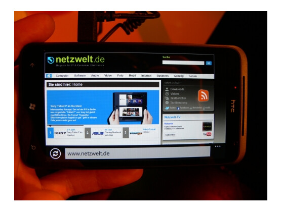 Das HTC Titan bietet ein riesiges 4,7-Zoll-Display. Ideal zum Betrachten von Webseiten.