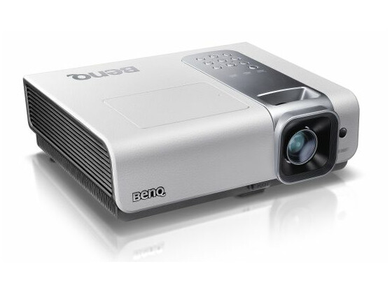Ideal fürs Wohnzimmer geeignet: der kompakte BenQ W1000+. Fingerabdrücke haben auf seiner strukturierten Oberfläche keine Chance.