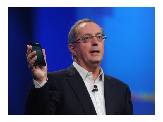 Intel inside: Intel-Chef Paul Otellini zeigt ein Android-Smartphone auf Intel-Basis.