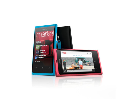 Optisch gibt es kaum einen Unterschied. Preislich und technisch schon: Lohnt sich der Kauf eines Windows Phone 7.5-Modells wie dem Nokia Lumia 800 noch?