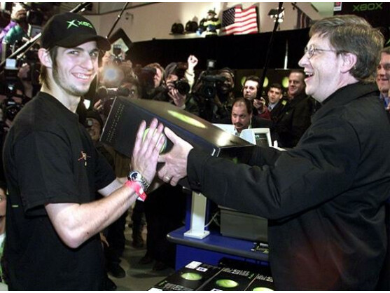 Pünktlich um Mitternacht ist Edward Glucksman aus Keansburg, New Jersey, der erste, der seine Xbox von Bill Gates überreicht bekommt.