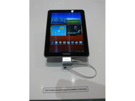 Das Samsung Galaxy Tab 7.7 (Bild) durfte auf der IFA nicht gezeigt werden. Sein "großer Bruder", das Galaxy Tab 10.1, darf nun nach einem Urteil des Landgerichts Düsseldorf nicht mehr in Deutschland verkauft werden.
