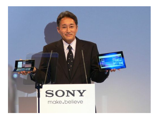 Sony-Manager Kazuo Hirai mit den beiden Tablets des Unternehmens.
