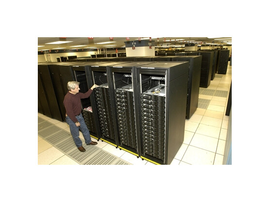 Der Supercomputer Roadrunner war der erste, der pro Sekunde 1000 Billionen Operationen schafft und damit die Petaflop-Barriere knackte.